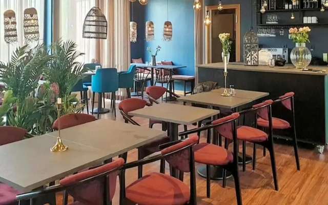 Room in a Hotel With Free Breakfast