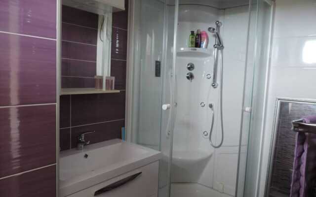 Luxurious 2-bed Appartment in Mandre With Pool
