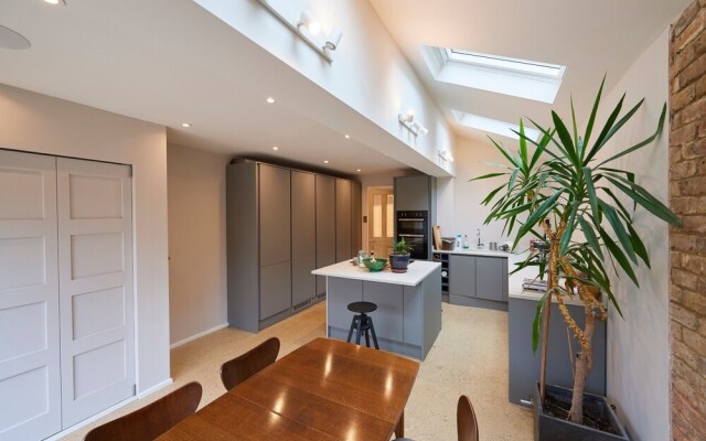 Modern 3 Bedroom House With Garden in Peckham