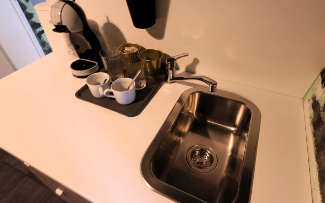 Naomi app,Netflix,between bus and train station