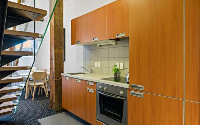 Chic & Spacious CBD Loft - 2 Beds & City