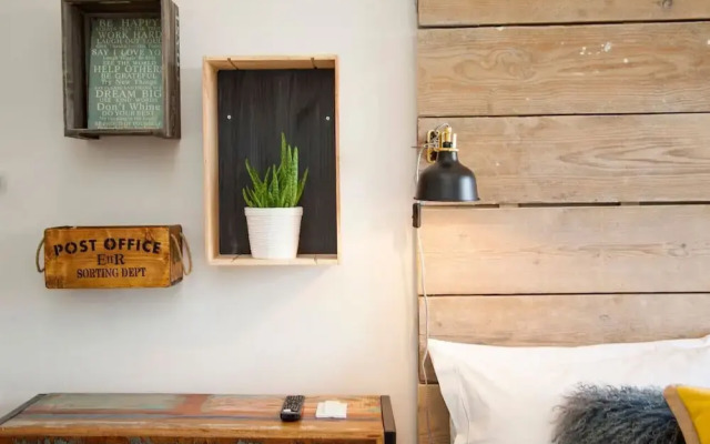 Higgihaus 46 Sleeps 5  Monday - Friday