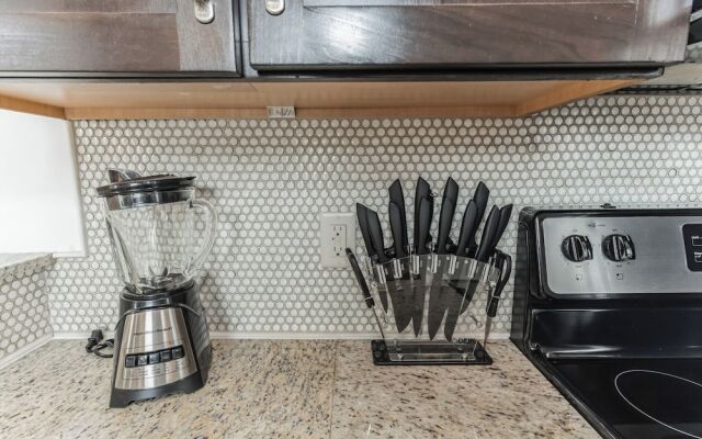 Modern Loft Near West End!