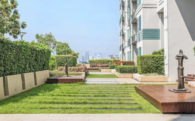 Ivy Thonglor by Favstay