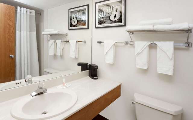 Super 8 by Wyndham Stevensville/St. Joseph