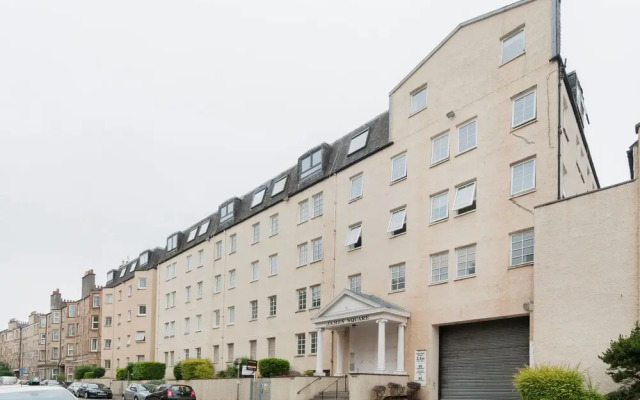 Stunning 2 bed near Haymarket with pool