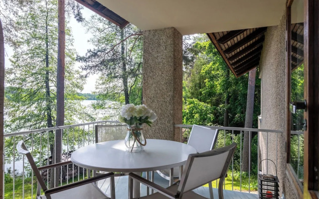 Lakefront House with 5 BR and Sauna