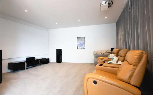 Luxury 4 Bedroom Home With Private Cinema