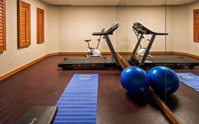 Orangewood Inn & Suites Kansas City Airport