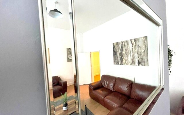 Spacious 2-bed Apartment With Hot tub and Parking