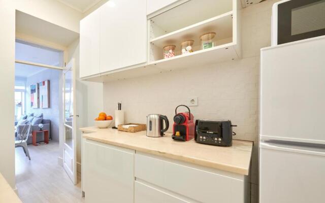 Charming 3BR APT w/ patio, by TimeCooler