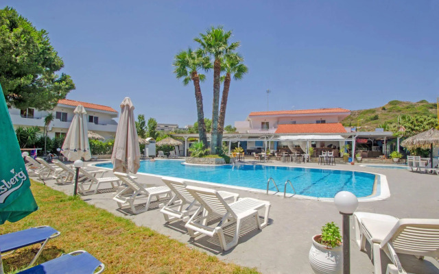 Chaplins Studios & Splash Pool Bar