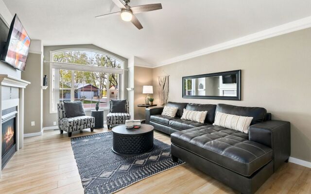 Scandinavian Chic – Hot Tub, Bikes and Lake Life!