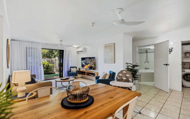 Rainforest Reef Retreat - Esplanade Ground-floor Apartment