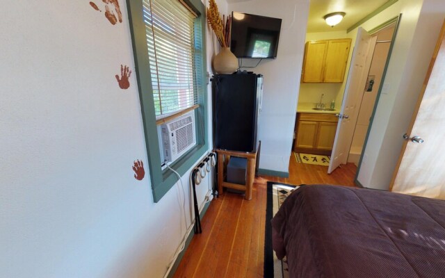 The Cozy Kokopelli Studio Cabin