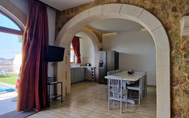 Modern 4-bed Home in Ix-xaghra, Valley View Pool