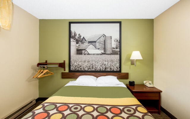 Super 8 Fairmont