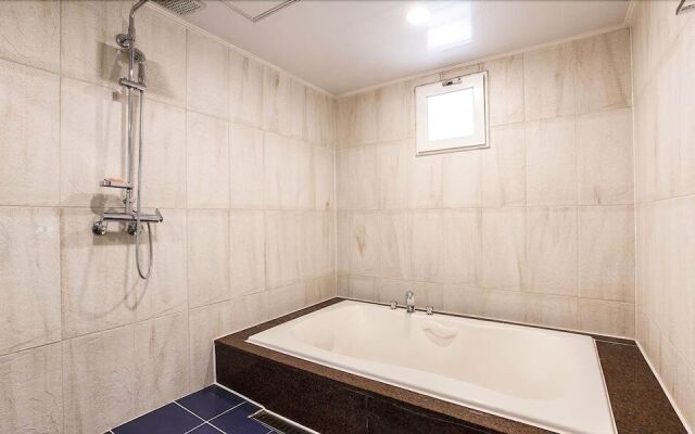 Seocho Dukkeobi Hotel