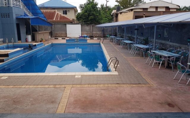 Ozom Hotel