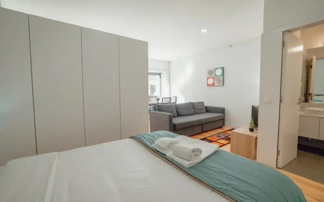 Downtown Sunny Apartment by Vacationy