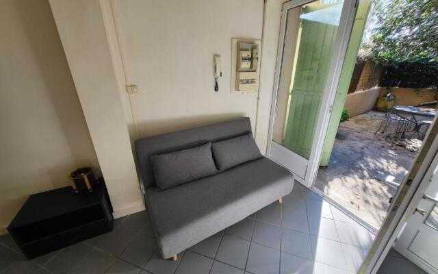 STUDIO of 24m with small patio
