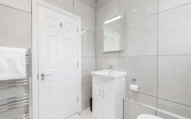 Modern & Spacious 3BR Terraced House