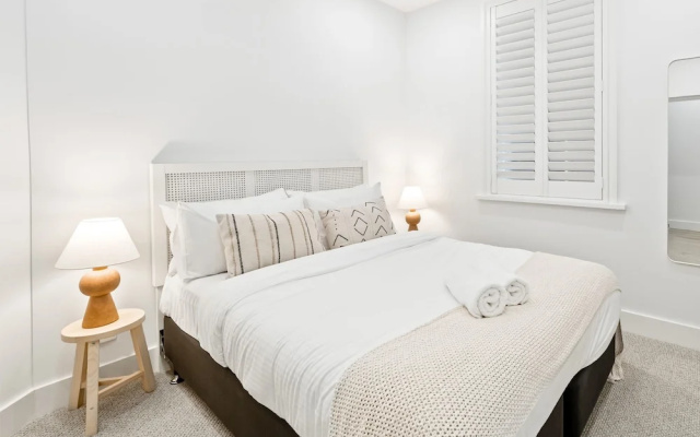 Peach Apartment at Palm View Collective – Guest Rooms – Sydney