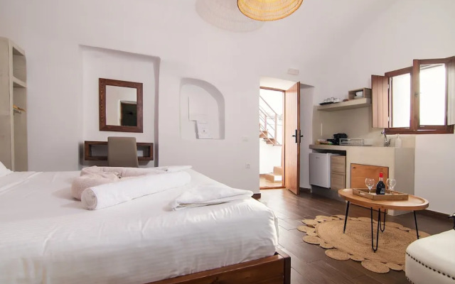 Santorini Rooftop Hot Tub Suite w Panoramic Views