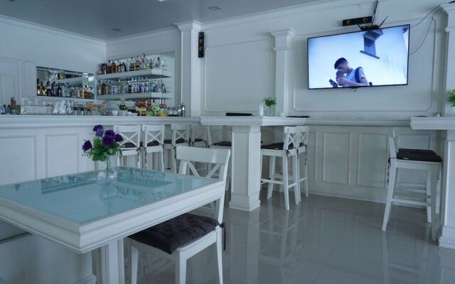 Phuket Airport Suites & Lounge Bar