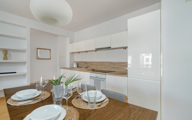 Apartment With Parking Poznań by Renters