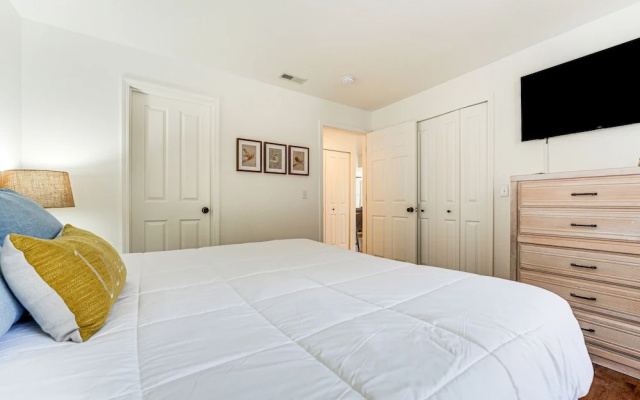 Sunroom, Fireplace: Lakefront Branson Condo