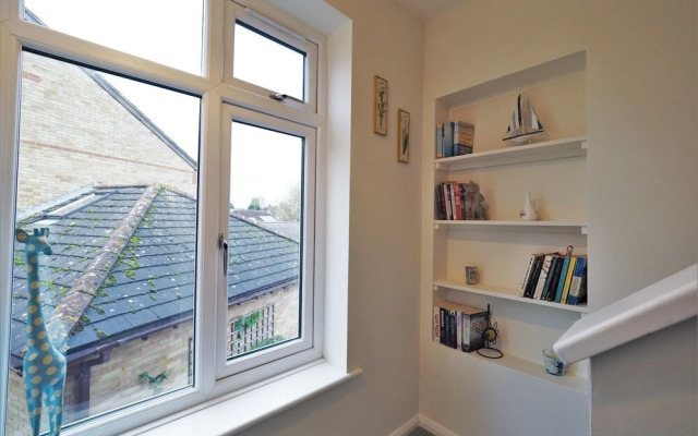 Quiet APT Sleeps 4-6 Central Windsor With Parking