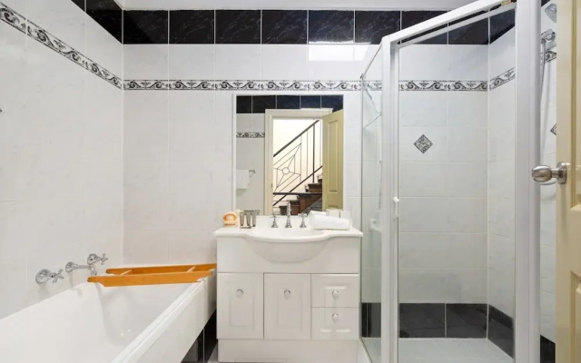 Spacious 2-bed Townhouse With Garage & Patio
