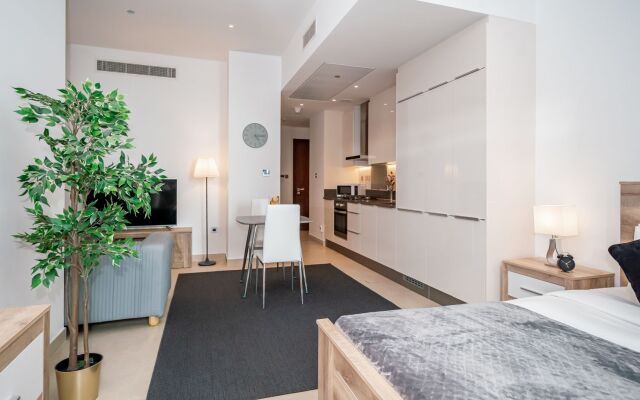 Unique bright studio with balcony in Marina Gate