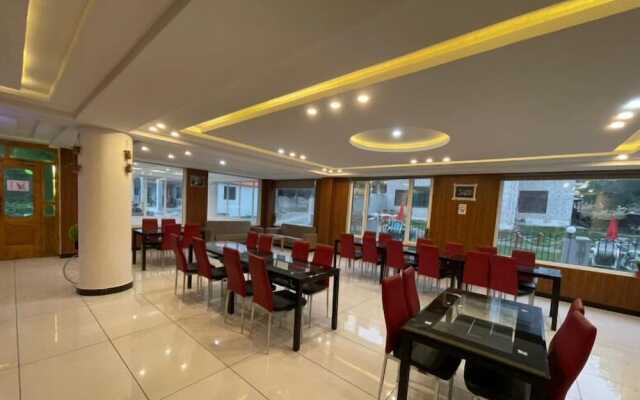 Cloud Way Hotel