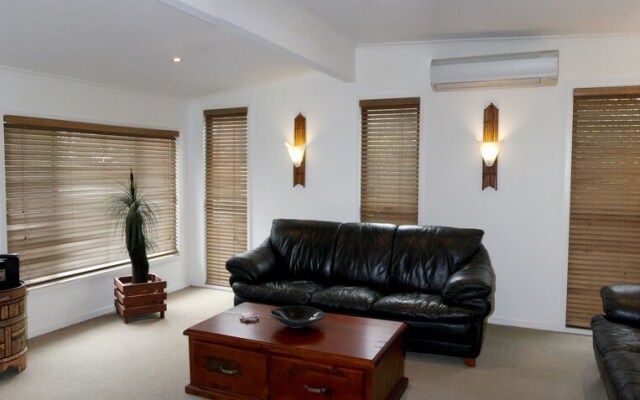 Moorooba Crescent, 18