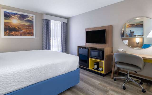 Days Inn & Suites by Wyndham Commerce