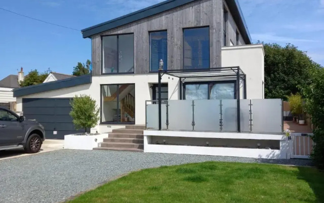 Remarkable Seaside Apartment - Sleeps 4