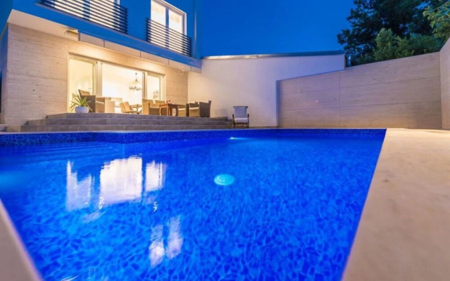 Ema With Pool & Sauna