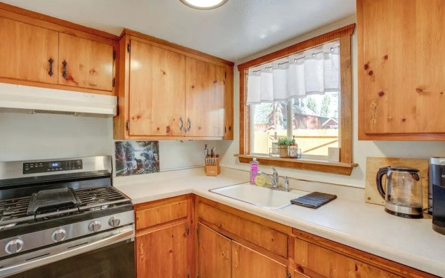 Walk to Beach: Dog-friendly Cabin in Glenbrook!