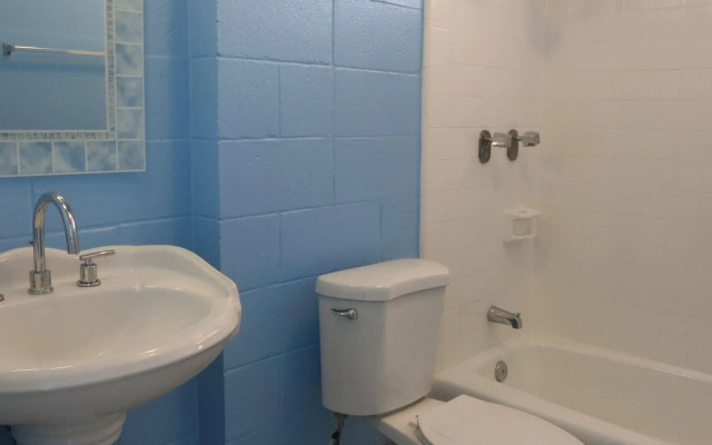 Waikiki Beachside Hostel