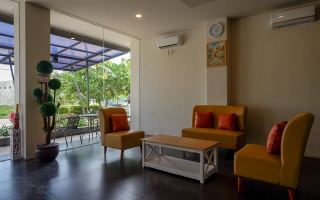RedDoorz Plus near Solo Baru