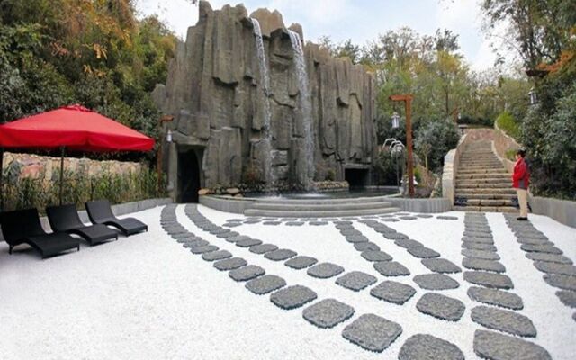 Nanjing Ziqinghu Hotspring Hotel