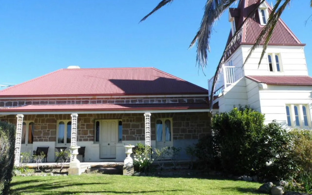 Pacific Heights Holiday Apartments & Munn's Tower House