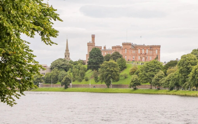 7 Riverside Gardens
