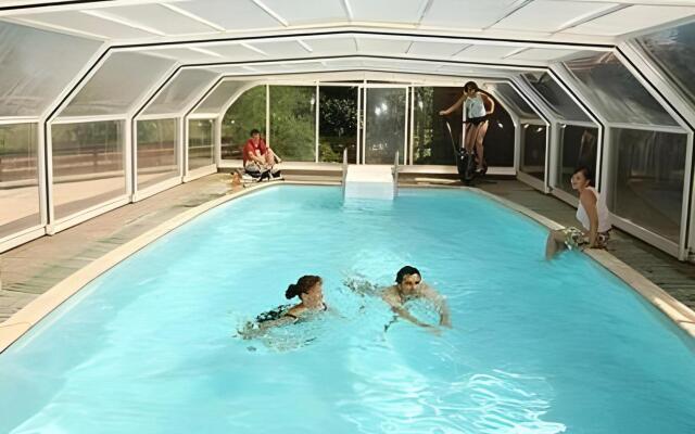Hôtel-Restaurant La Crèche et sa piscine intérieure - Logis Hôtels