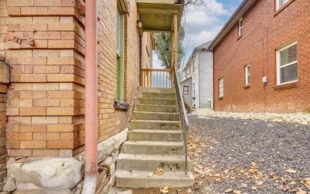 Walk to Garden & Restaurants: Zanesville Apartment