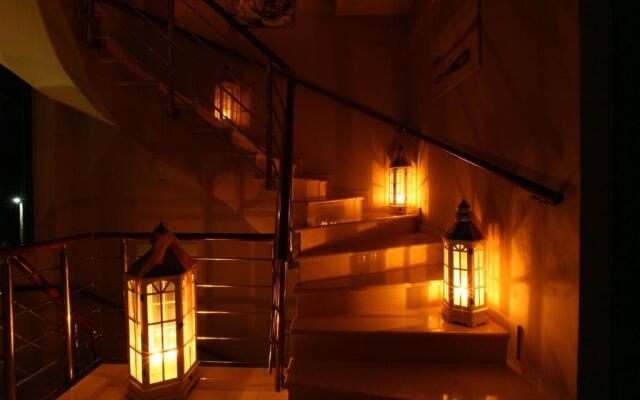 Faros Luxury Suites & Restaurant