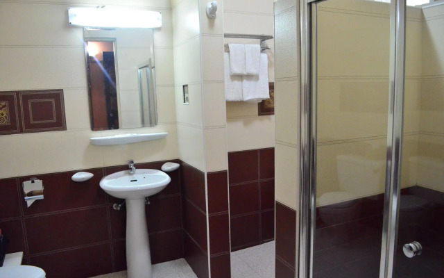 Kaday Aung Hotel