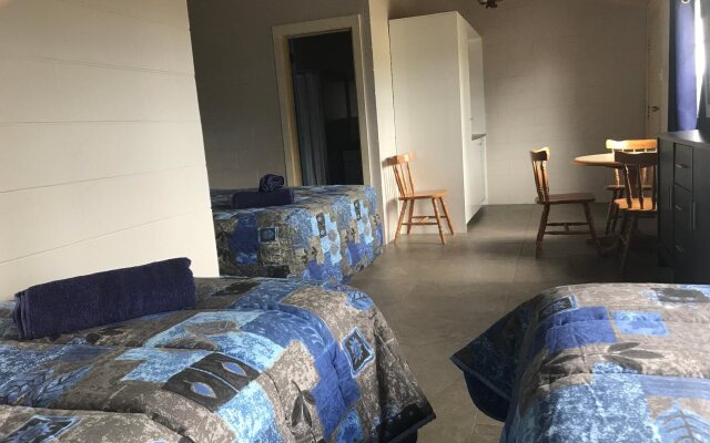 Colonial Palms Motel